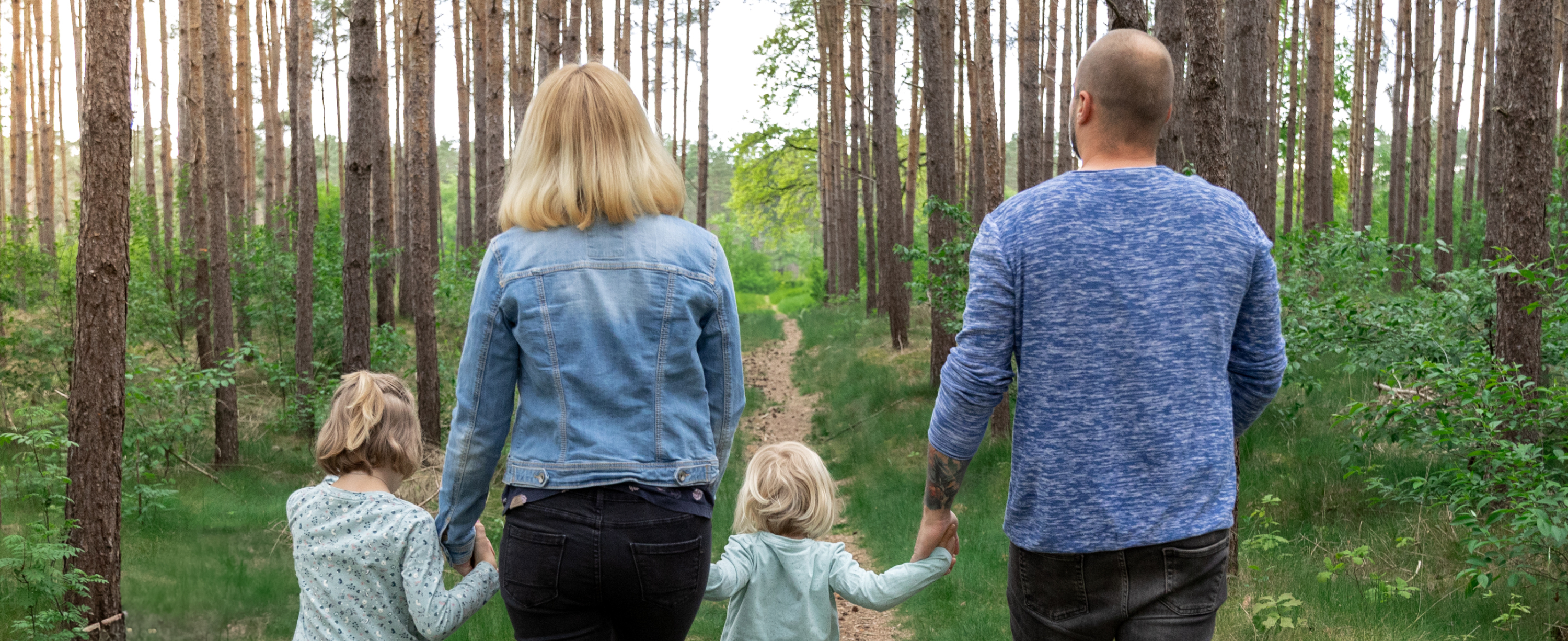 Miriam mit ihrer Familie im Wald